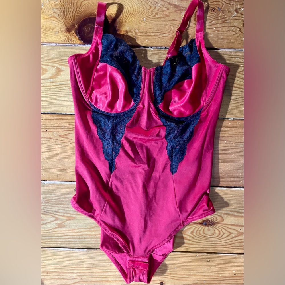 NEW NEVER WORN MAIDENFORM size 42C  red and black bodysuit